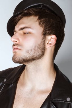 Beyaz izole yazı tipi arka plan üzerinde rahat giyim Kas güçlü güzel sıyrılmış erkek modeli