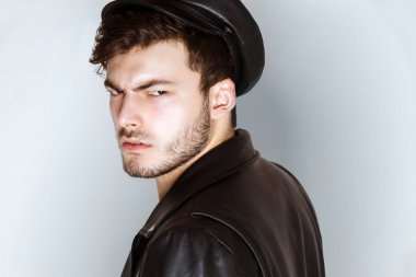 Beyaz izole yazı tipi arka plan üzerinde rahat giyim Kas güçlü güzel sıyrılmış erkek modeli
