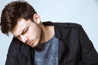 Beyaz izole yazı tipi arka plan üzerinde rahat giyim Kas güçlü güzel sıyrılmış erkek modeli