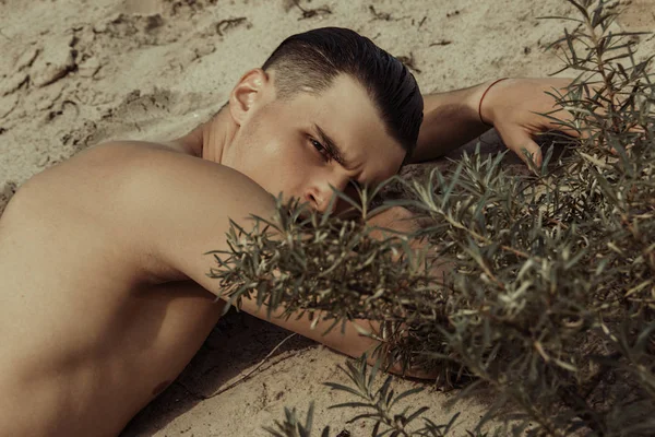 Сильне Обличчя Чоловічої Моделі Фоні Природи Піском Водою Небом Пляжі — стокове фото