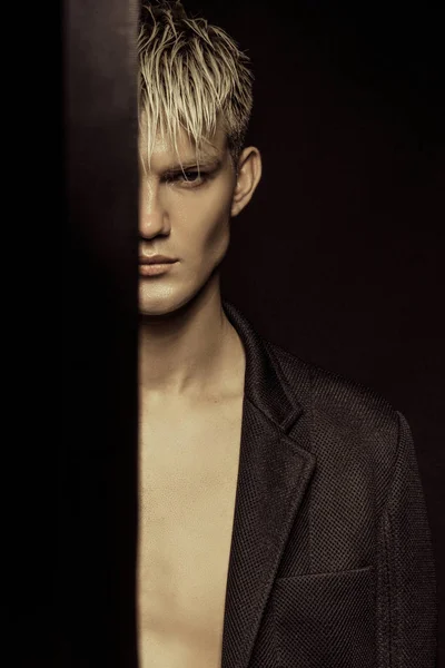 Beau Modèle Masculin Blond Dépouillé Portant Costume Noir Sur Fond — Photo