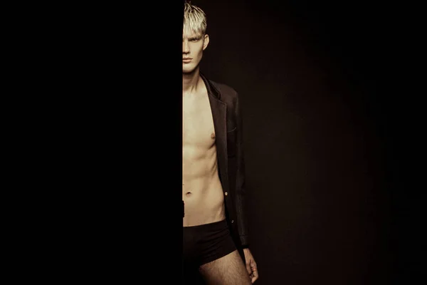 Knappe Gestripte Blonde Mannelijk Model Dragen Zwart Pak Zwarte Geïsoleerde — Stockfoto