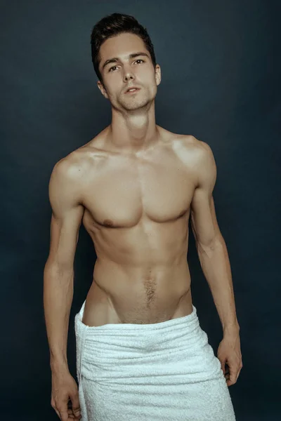 Modelo Masculino Muscular Despojado Fuerte Con Toalla Blanca Sobre Fondo —  Fotos de Stock
