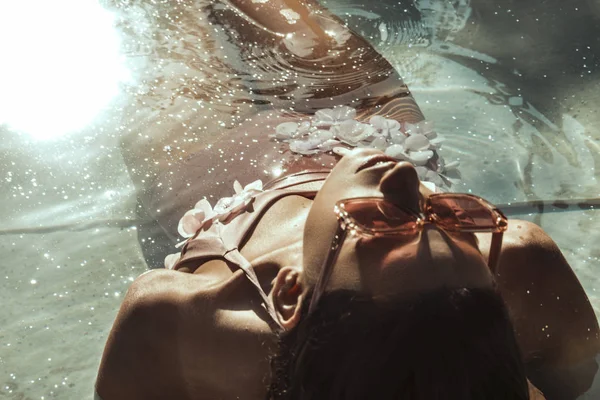 Oszałamiająca Piękna Ciemna Dziewczyna Włosy Pozbawiony Strój Kąpielowy Basenie Letnim — Zdjęcie stockowe