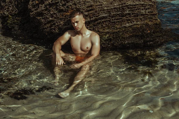 Строгая Мужская Модель Фоне Природы Камнями Водой Пляже Закате — стоковое фото