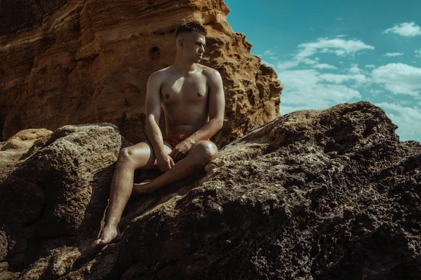 Modelo Masculino Rosto Forte Fundo Natureza Com Rochas Água Praia — Fotografia de Stock