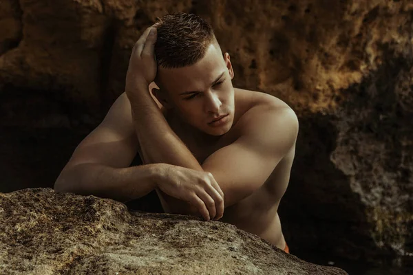 Cara Fuerte Modelo Masculino Fondo Naturaleza Con Rocas Agua Playa — Foto de Stock