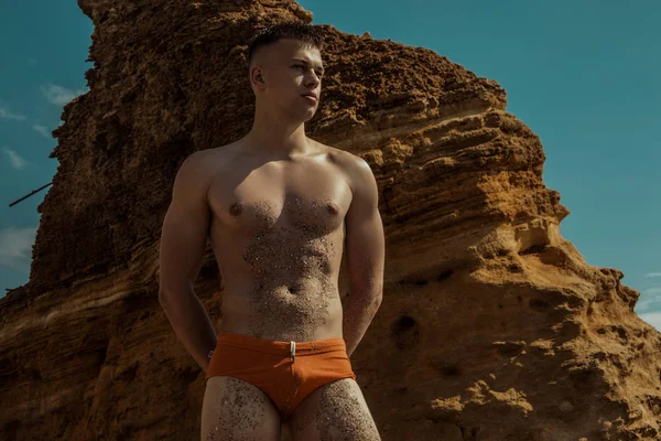 Cara Fuerte Modelo Masculino Fondo Naturaleza Con Rocas Agua Playa — Foto de Stock