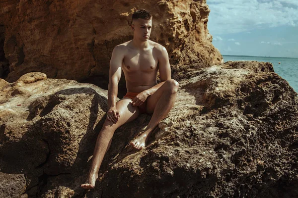 Строгая Мужская Модель Фоне Природы Камнями Водой Пляже Закате — стоковое фото
