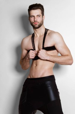 Beyaz izole yazı tipi arka plan üzerinde rahat cloathes Kas güçlü güzel sıyrılmış erkek modeli