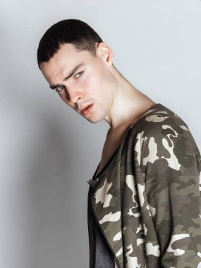 Beyaz izole yazı tipi arka plan üzerinde moda cloathes ve şapka güzel güçlü yüz erkek modeli