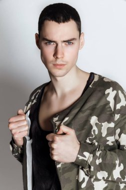 Beyaz izole yazı tipi arka plan üzerinde moda cloathes ve şapka güzel güçlü yüz erkek modeli