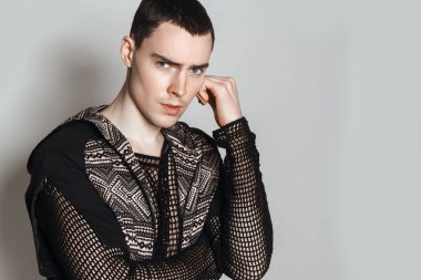 Beyaz izole yazı tipi arka plan üzerinde moda cloathes ve şapka güzel güçlü yüz erkek modeli