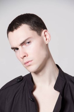 Beyaz izole yazı tipi arka plan üzerinde moda cloathes ve şapka güzel güçlü yüz erkek modeli