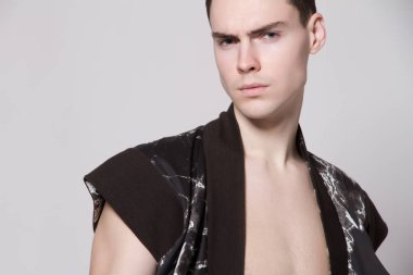 Beyaz izole yazı tipi arka plan üzerinde moda cloathes ve şapka güzel güçlü yüz erkek modeli