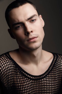 Beyaz izole yazı tipi arka plan üzerinde moda cloathes ve şapka güzel güçlü yüz erkek modeli