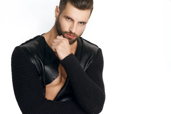 Muscle Fort Beau Modèle Masculin Dépouillé Vêtements Décontractés Sur Fond — Photo