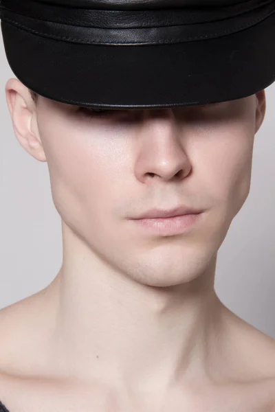Όμορφο Ισχυρό Πρόσωπο Αρσενικό Μοντέλο Στη Μόδα Cloathes Και Καπέλο — Φωτογραφία Αρχείου