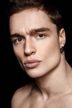 Yakışıklı, seksi, soyulmuş siyah arka planda erkek portresi.