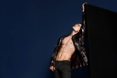 İzole renkli arka plan üzerinde moda cloathes giyen izole arka plan üzerinde stripped güçlü fce güzel erkek modeli