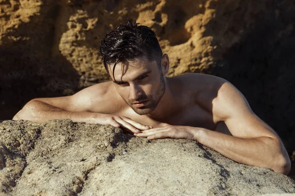 Cara Fuerte Modelo Masculino Fondo Naturaleza Con Rocas Arena Agua —  Fotos de Stock