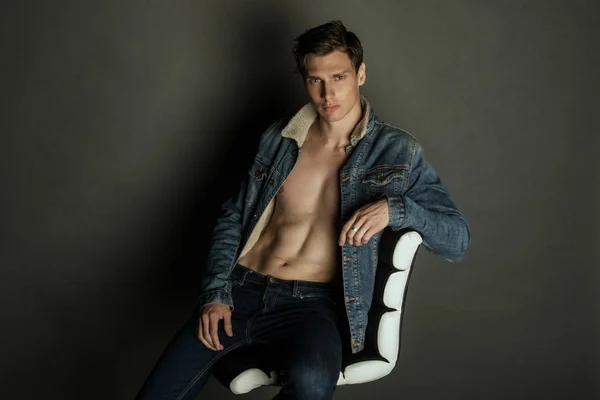 Músculo Fuerte Hermoso Despojado Modelo Masculino Vaqueros Vaqueros Chaqueta Mezclilla — Foto de Stock