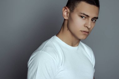 Yakışıklı seksi erkek portresi. Günlük giysiler ve iç çamaşırlarıyla su damlaları ve izole edilmiş siyah arka plan.