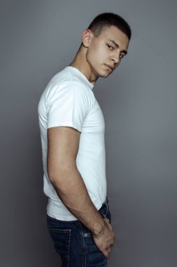 Yakışıklı seksi erkek portresi. Günlük giysiler ve iç çamaşırlarıyla su damlaları ve izole edilmiş siyah arka plan.