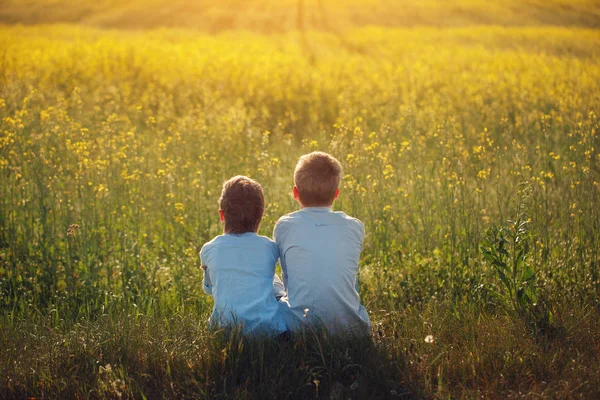 Twee Kleine Jongens Vrienden Omhelzen Elkaar Zonsondergang Zomer Broer Liefde — Stockfoto