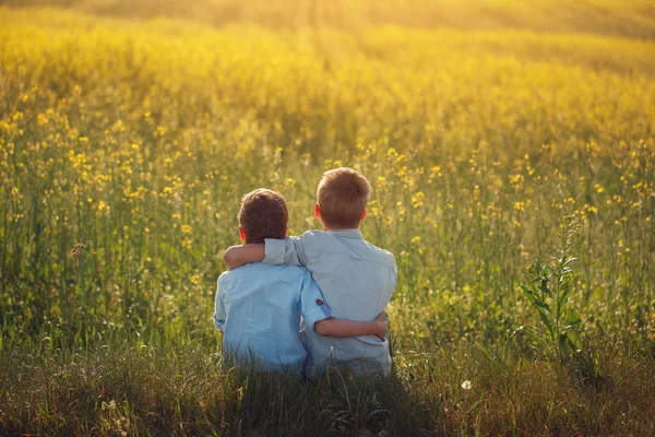 Küçük Çocuklar Arkadaş Omuz Güneşli Yaz Günde Tutarak Kardeş Aşk — Stok fotoğraf