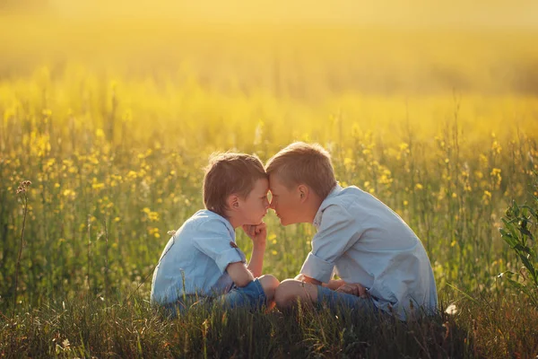 Dois Meninos Amigos Olham Verão Pôr Sol Irmão Amor Conceito — Fotografia de Stock