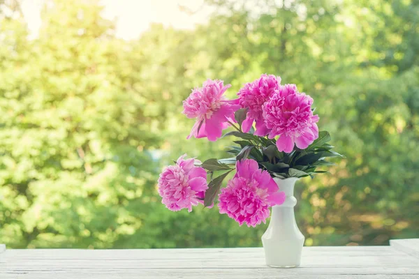 Bellissimo Bouquet Peonie Rosa Pallido Vaso Bianco Sfondo Verde Natura — Foto Stock