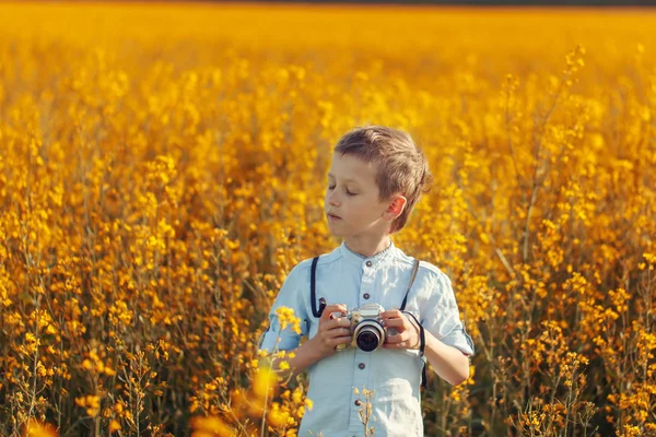 Portrait Little Boy Photographer Camera Sunset Yellow Field Background — Stock Photo, Image