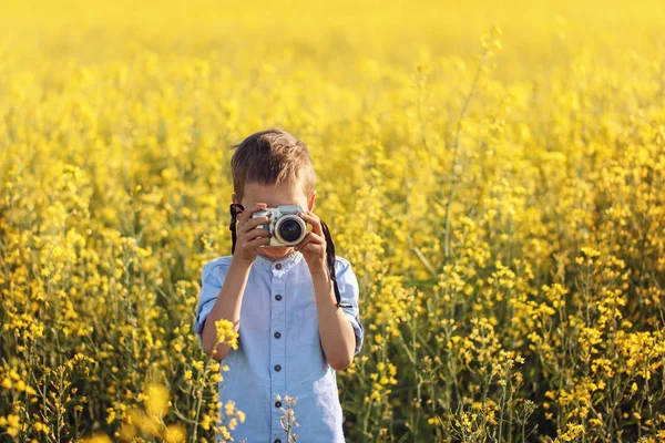 Küçük Çocuk Fotoğrafçı Günbatımı Sarı Alan Arka Plan Üzerinde Kamera — Stok fotoğraf