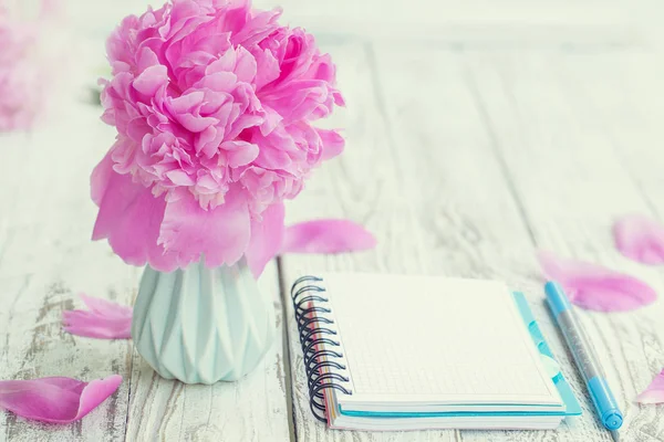 美しい淡いピンク牡丹花束花瓶や白いテーブル背景に空ノート — ストック写真
