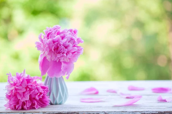 Bellissimo Bouquet Peonie Rosa Pallido Vaso Bianco Sfondo Verde Natura — Foto Stock