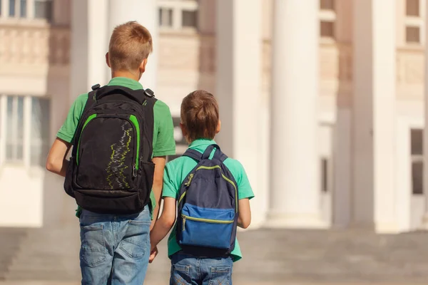 Twee School Kid Jongens Met Rugzak Zonnige Dag Gelukkige Kinderen — Stockfoto