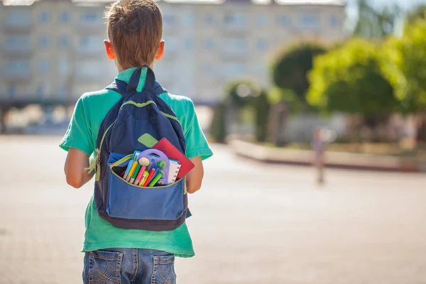 Scholier Met Volledige Rugzak Naar School Gaan Achteraanzicht — Stockfoto