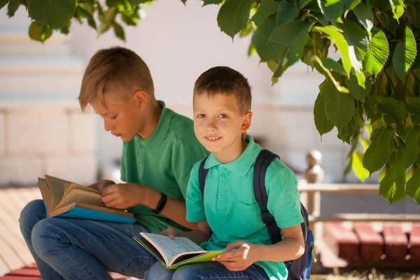 Okul Çocukları Bir Ağacın Altında Oturup Güneşli Yaz Gününde Kitap — Stok fotoğraf