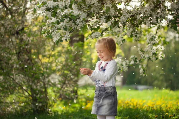 Piękne Dziewczyny Kwitnący Sad Jabłkowy Słoneczny Wiosenny Dzień — Zdjęcie stockowe