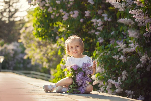 Leylak Güneşli Günde Bir Buket Ile Güzel Küçük Kız — Stok fotoğraf