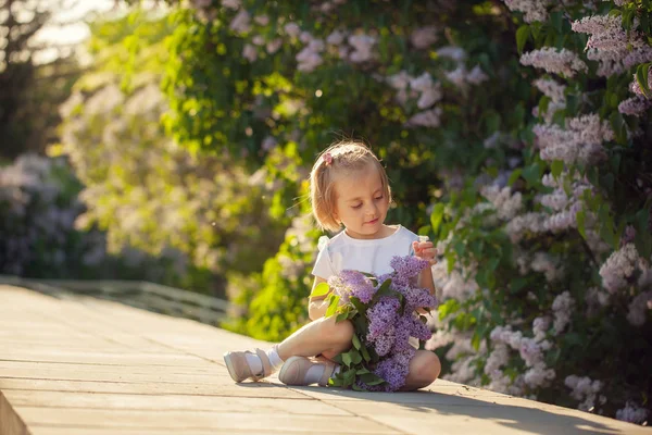 Leylak Güneşli Günde Bir Buket Ile Güzel Küçük Kız — Stok fotoğraf