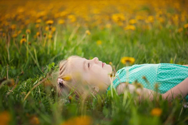 Little Girl Lies Grass Flower Clearing Summer — Stock Photo, Image