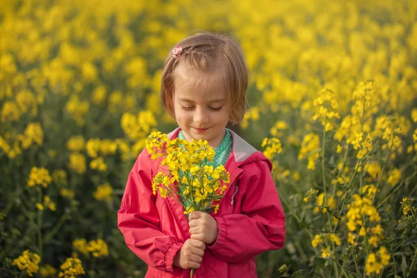Şirin portre küçük çocuk çiçek kokulu sarı alan üzerindeki yaz aylarında