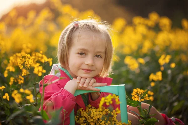 Красивый Портрет Маленькой Девочки Желтом Поле Солнечный Летний День — стоковое фото
