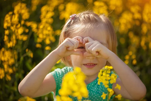 Hermoso Bonito Retrato Niña Campo Amarillo Soleado Día Verano — Foto de Stock