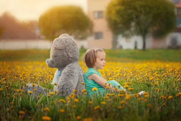 夏には大きな熊と遊ぶ子供 — ストック写真