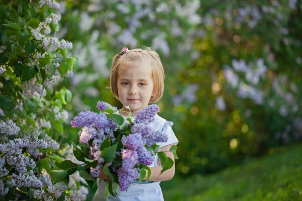 Clooseup Şirin Portre Bir Buket Bahar Günü Leylak Küçük Kız — Stok fotoğraf