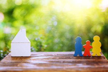 Model ahşap beyaz ev yeşil yaz doğa arka plan üzerinde aile ile