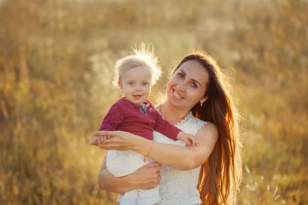 Portret Matki Dzieckiem Ramionach Letni Dzień Koncepcja Szczęśliwe Dzieciństwo — Zdjęcie stockowe